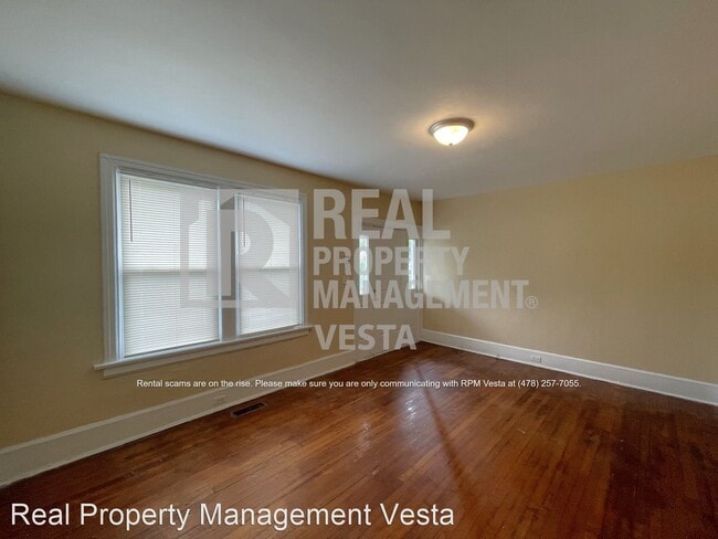Building Photo - 4 br, 2 bath House - 1305 Burton Avenue