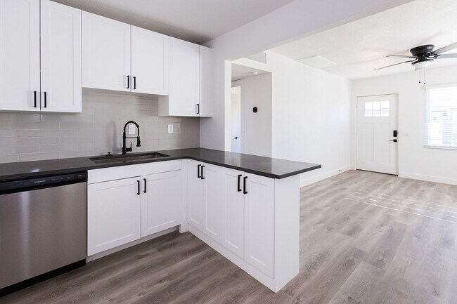 Foto del edificio - Boutique Living Meets Private Backyards and a Lush, Landscaped Courtyard Oasis at Turney Flats