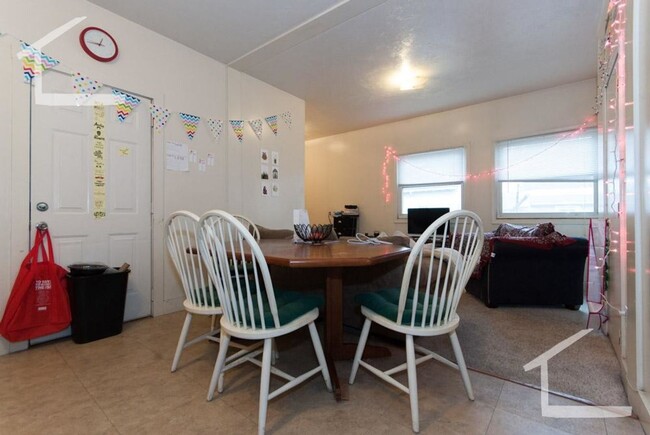 Building Photo - Convenient Location. Wals to BU Campus, Sh...