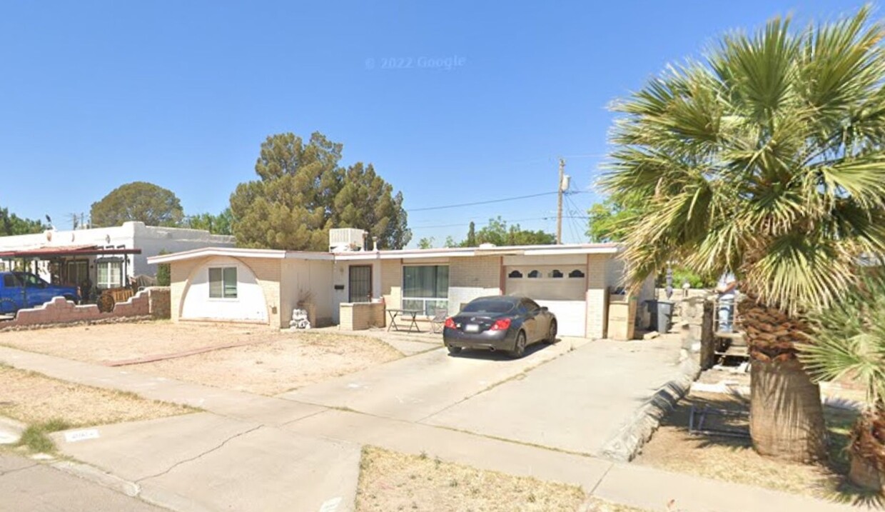 Primary Photo - 3 Bed 2 Bath House. Fenced yard.