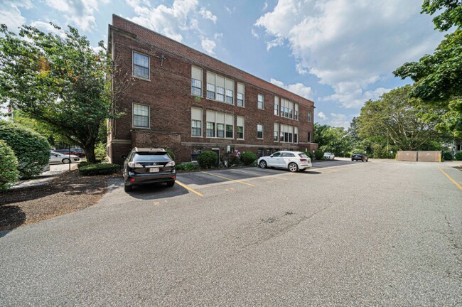Building Photo - 325 Plantation St