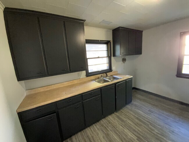 Building Photo - 605 Porter St