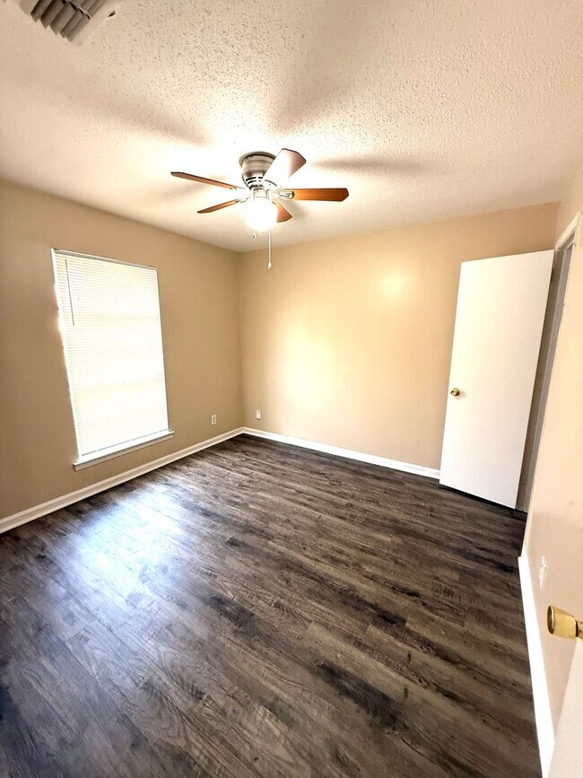 Foto del edificio - ** 3 Bed 2 Bath located in Regency Park ** Call 334-366-9198 to schedule a self showing