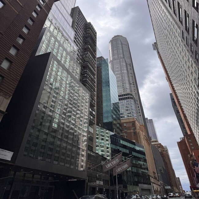 Foto del edificio - 150 W 56th St