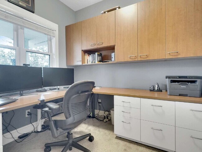 Foto del edificio - Spacious 4-Bed Gem with 3.5 Baths next to Minnehaha Creek
