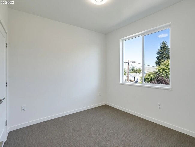 Building Photo - Montana Ave 6 Plex