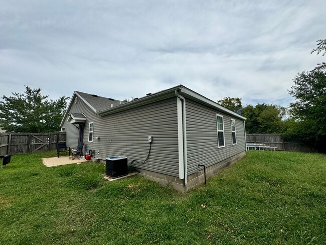 Building Photo - Cute 3/2 House at Veteran's Park