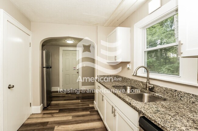 Foto del edificio - 670 Arbutus Ct