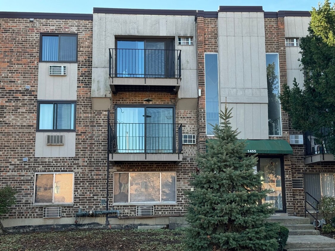 Foto principal - 1BR/1BA condo for rent in Palatine's sough...