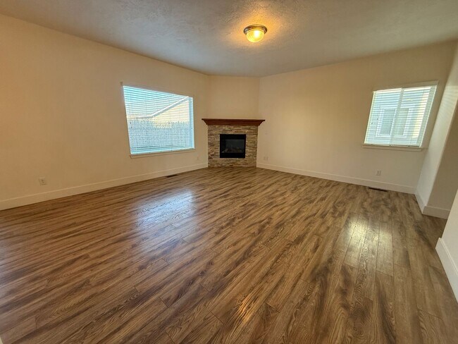 Foto del edificio - 4 Bed/2.5 Bath Single Family Home in SE Bend