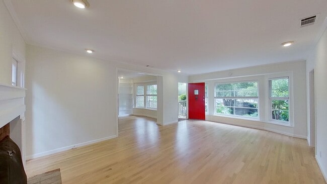 Building Photo - Stunning 2 bed / 2 bath Home with hot tub on Foothill!