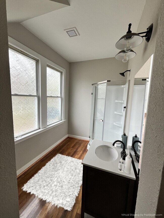 Baño principal privado - 3608 Omohundro Ave