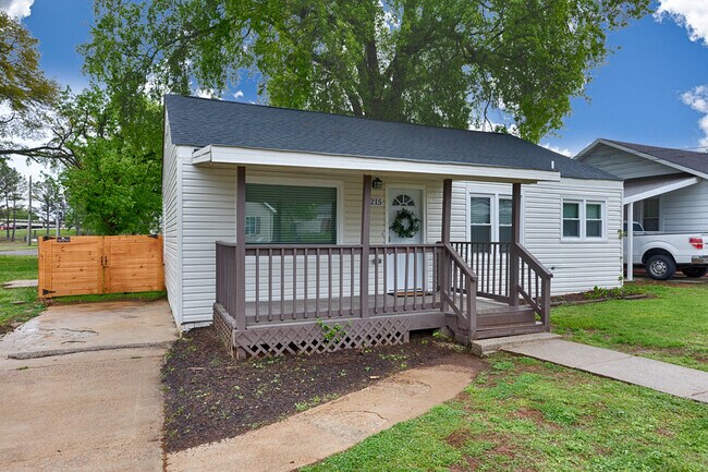 Foto del edificio - 2215 Bell Ave NW
