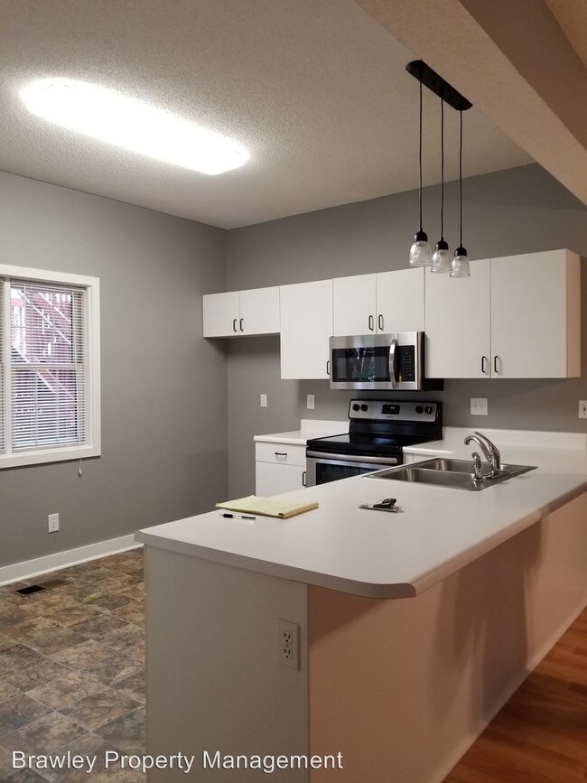 Building Photo - 3 br, 2 bath Apartment - 351 S. Madison St
