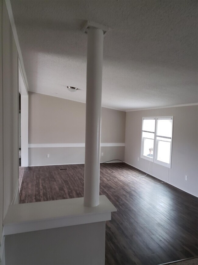 Building Photo - 325 E Jewett Ave
