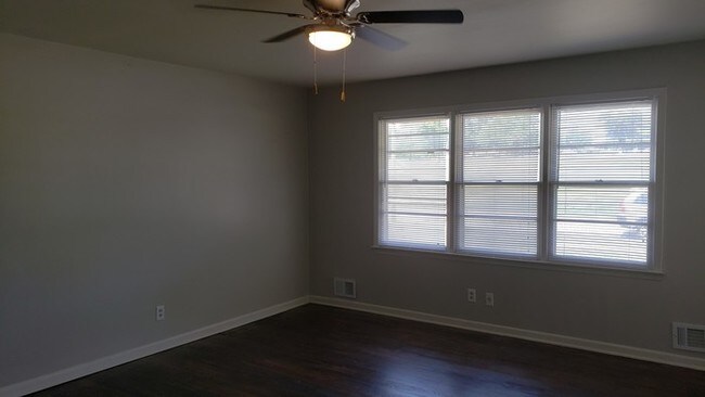 Building Photo - Great Location with Hardwood Floors!