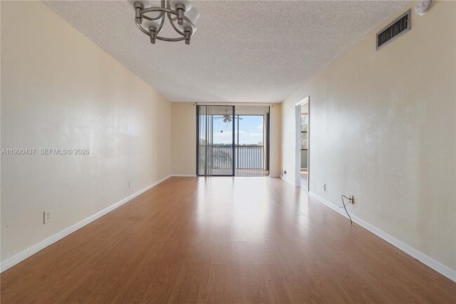 Foto del edificio - 110 Lake Emerald Dr