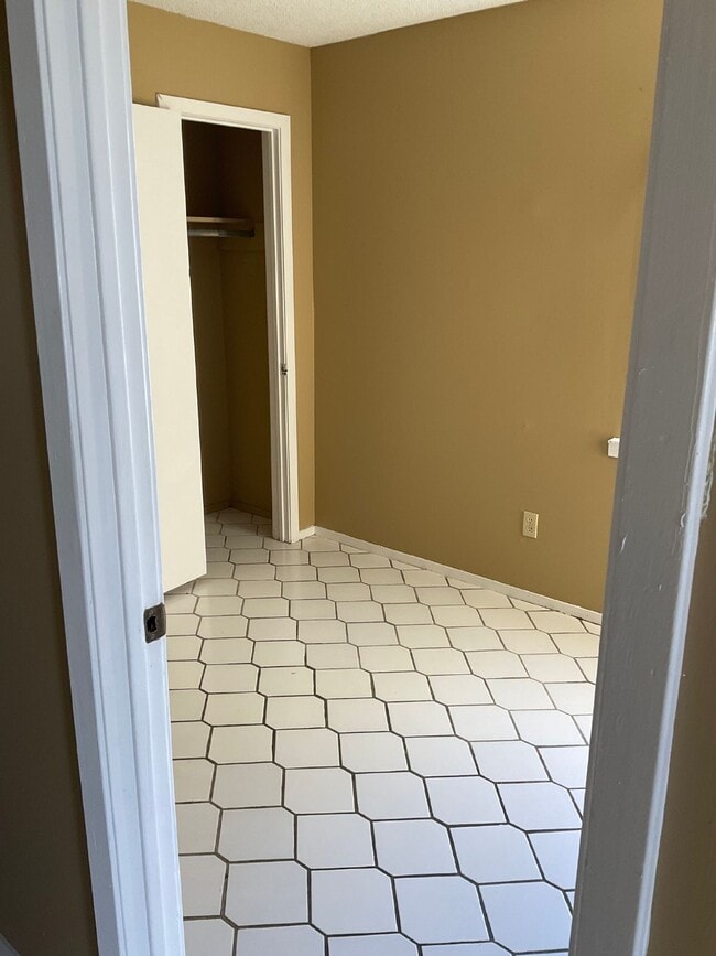Building Photo - 695 Jill St