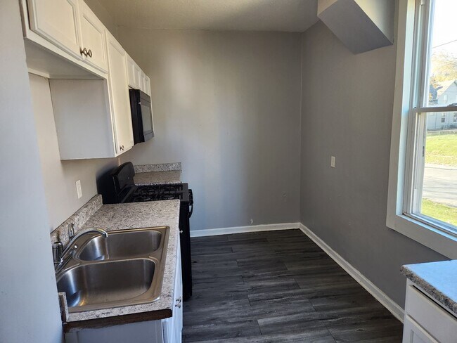 Foto del edificio - 4 bed 1 bath house