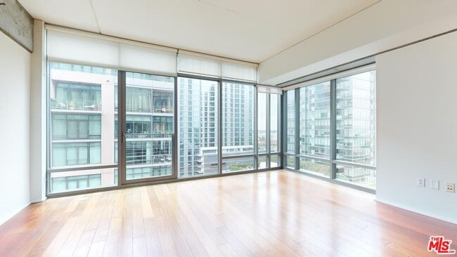 Building Photo - 1100 S Hope St