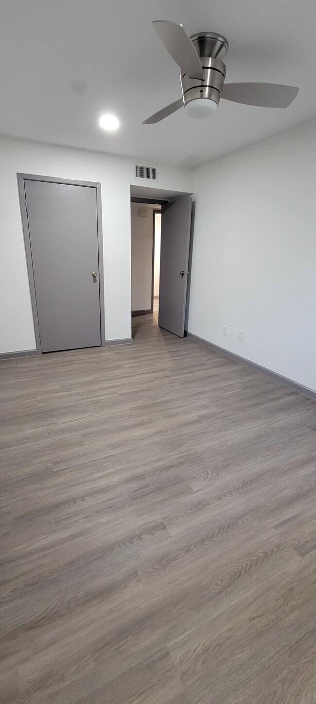 dormitorio 2 - 7142 N Holiday Dr