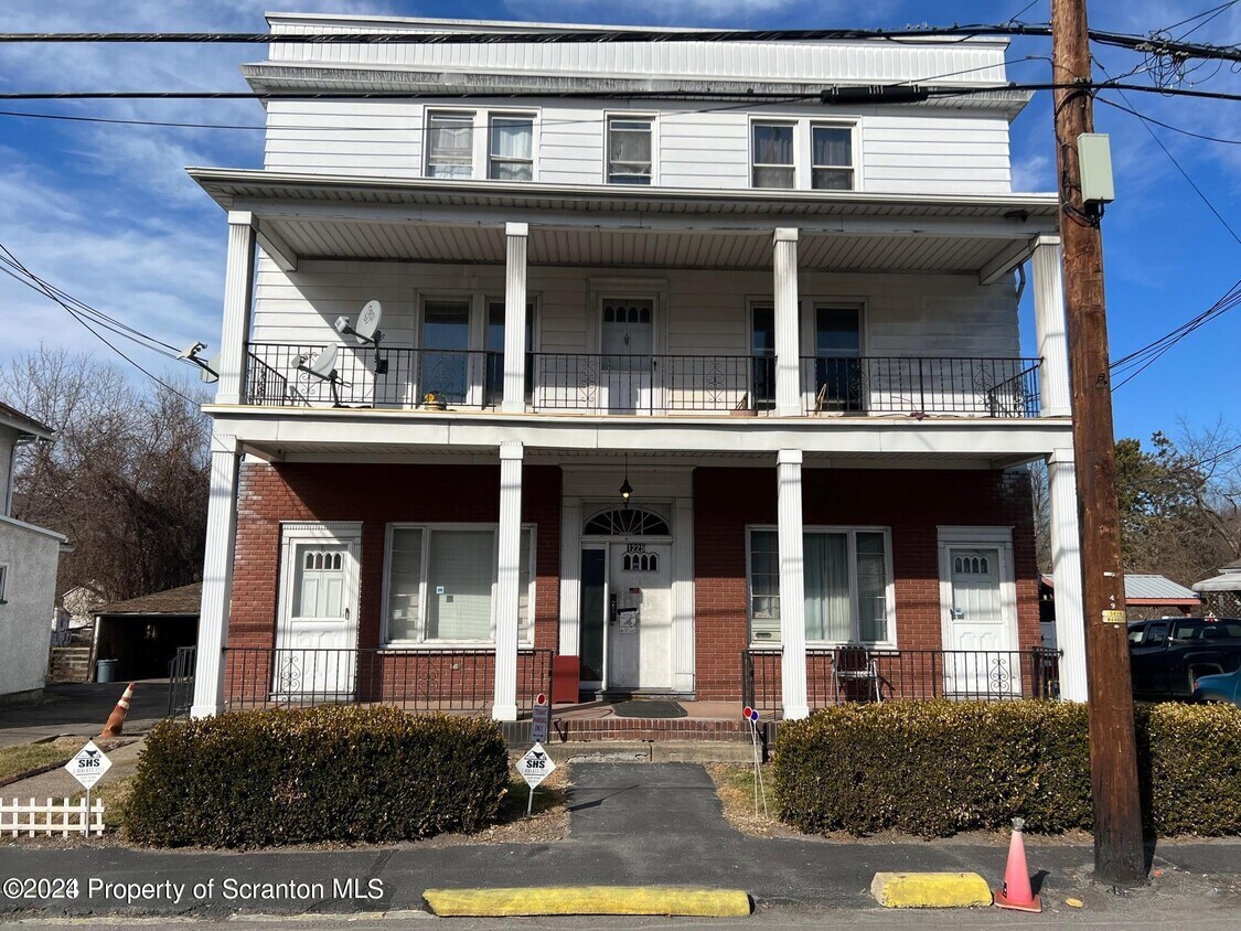 Primary Photo - 1225 Main St