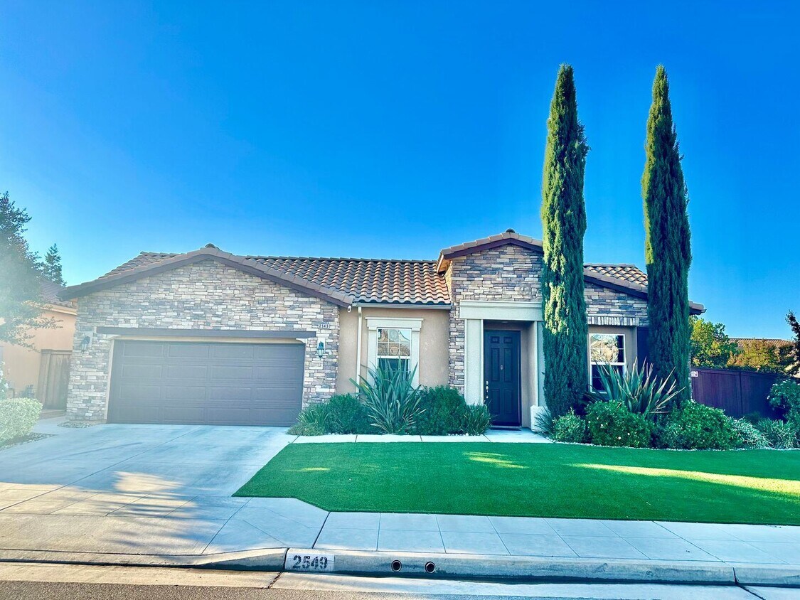 Foto principal - 3 br, 2 bath House - 2549 E Vermont Ave
