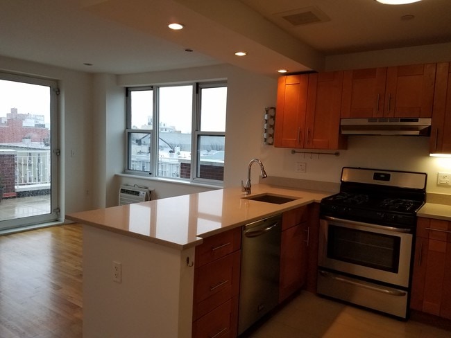 Building Photo - 2550 Crescent St