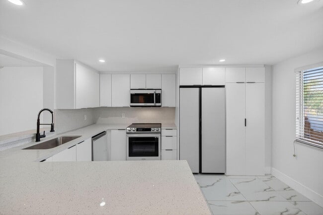 Foto del edificio - 14375 Strathmore Ln