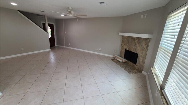 Building Photo - 814 N Oak Dr