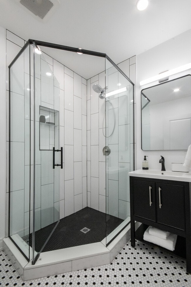 Full Bathroom - 2327 N Southport Ave