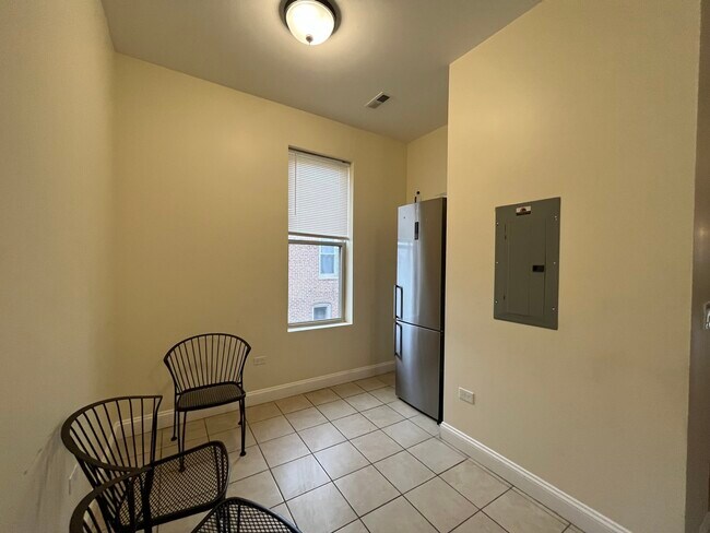 Foto del edificio - 2638 W Adams St