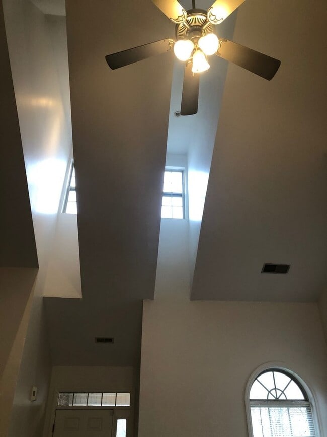Building Photo - Hamburg area ! Easy access to I-75 !      ...