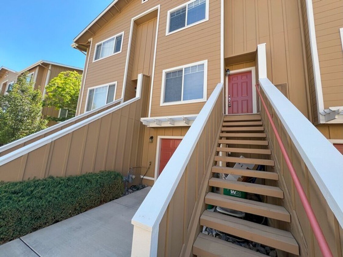 <b>North Reno/UNR: Two Bedroom Townhome<br... - North Reno/UNR: Two Bedroom Townhome
