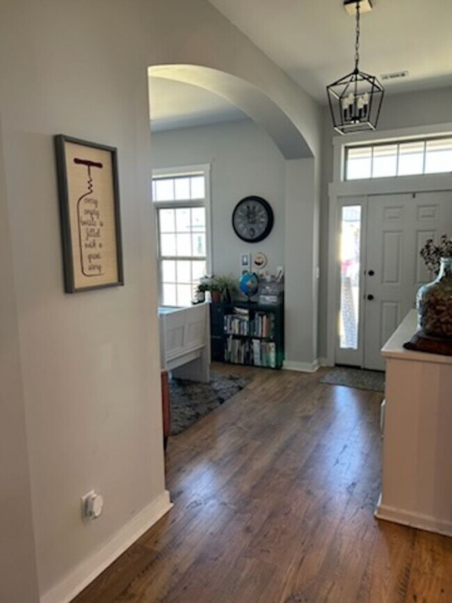 Foto del edificio - Beautiful 4-bedroom, 2.5- bath home with b...