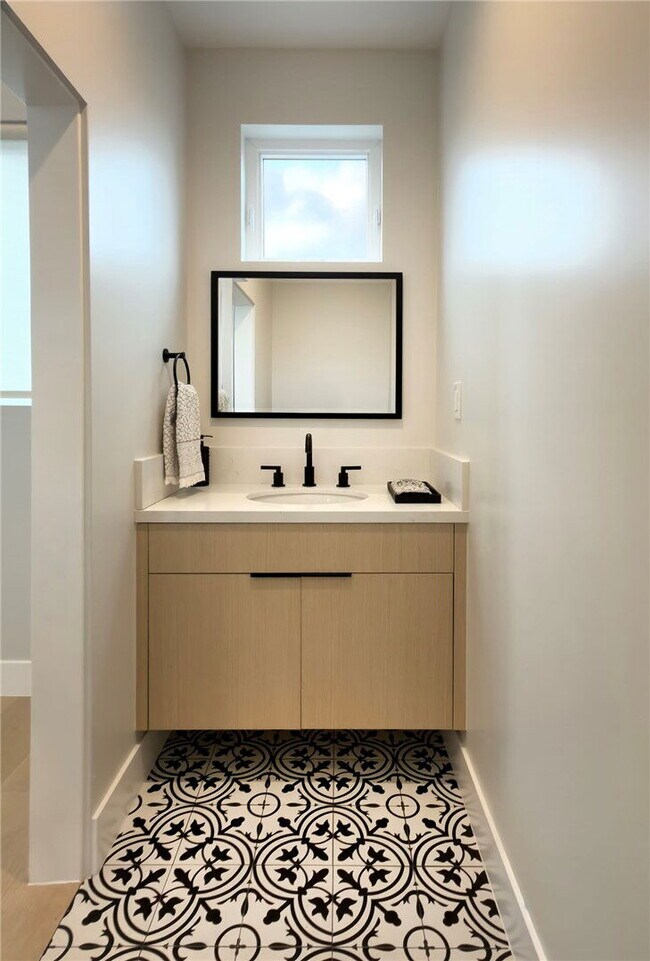 Foto del edificio - 603 1/2 Iris Ave Apt #B, Corona Del Mar, CA 92625 - 2 BR 3 BA condo