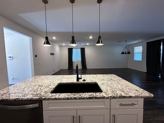 Foto del edificio - 3 BEDROOM HOME IN DESERT OASIS IN SURPRISE