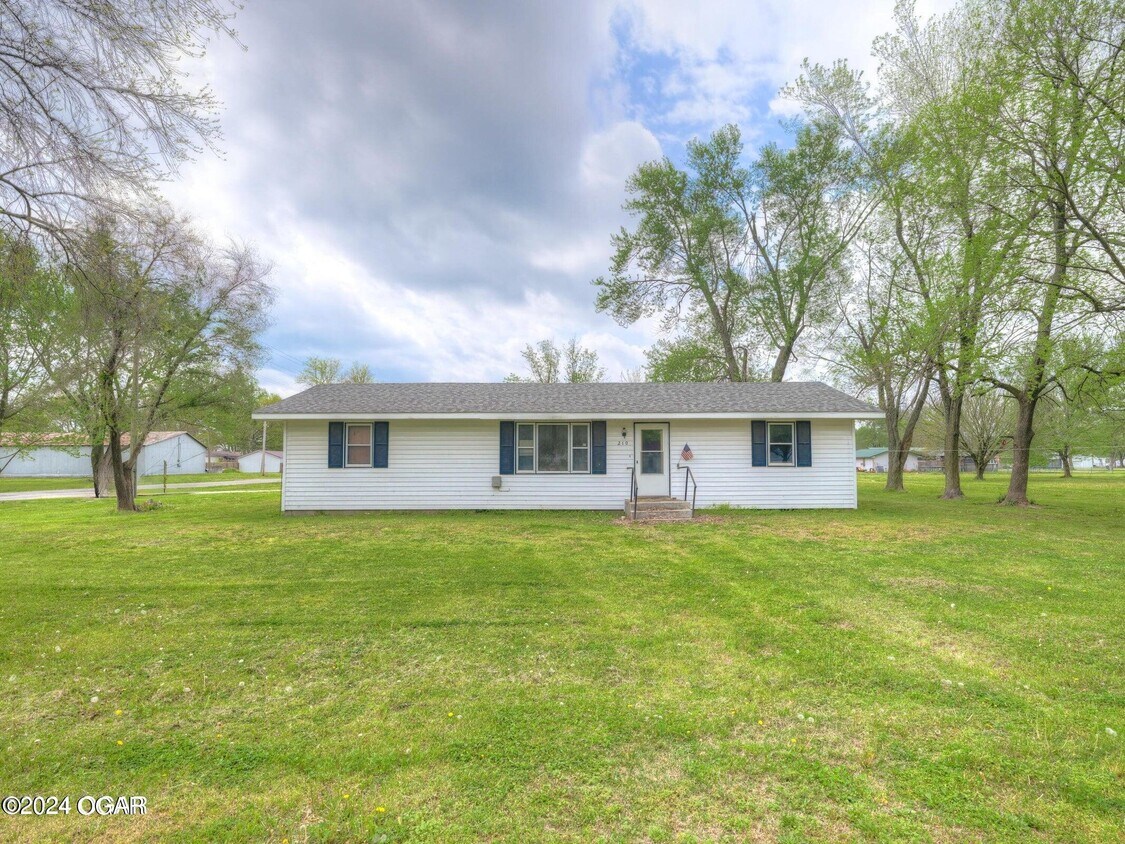 Primary Photo - 210 Easy St
