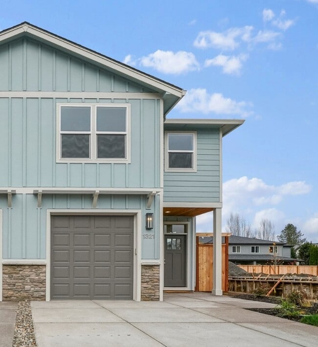 Building Photo - 1321 Oppek St NE