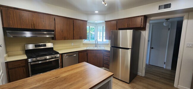 Building Photo - 3 Bedroom 1 Bathroom Charmer in Hollywood ...