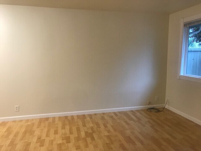 Foto del edificio - Updated 1 bedroom duplex unit with off str...