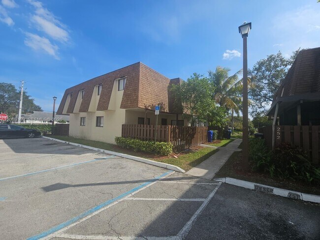 Foto del edificio - 253 San Remo Blvd