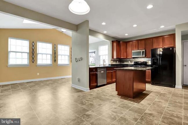 Building Photo - 515 Waterdale Dr