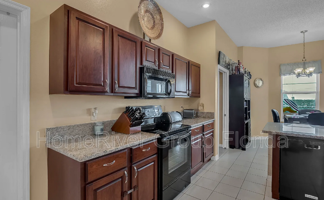 Building Photo - 525 Lakescape Ct