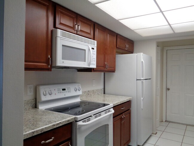 Building Photo - 2BR/2BA SFH Close to Amenities - Annual Re...