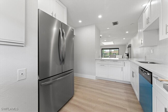 Foto del edificio - 5273 Treetops Dr