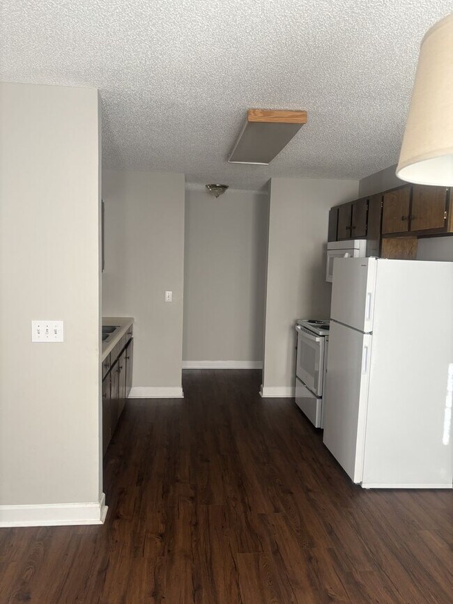 Foto del edificio - 3 Bedroom house  fenced in yard