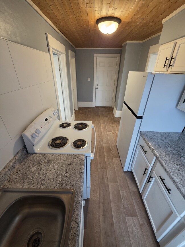 Kitchen - 607 Manchester St