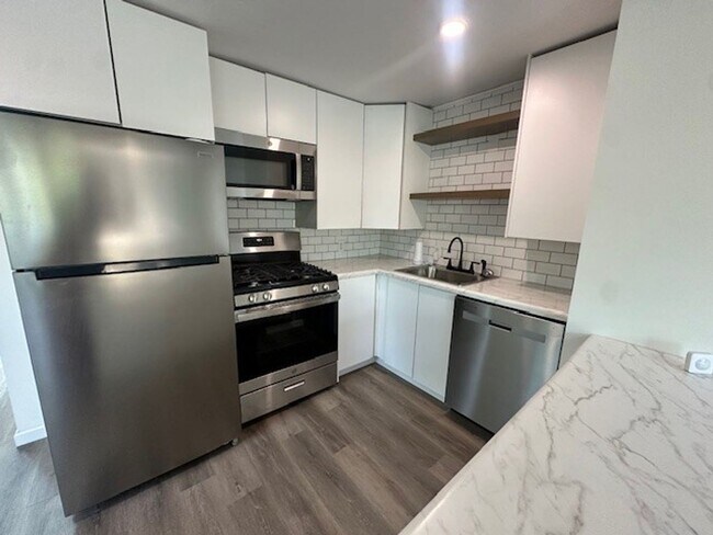 Foto del edificio - Chic, Sunlit & Move-In Ready – 3-Bedroom G...