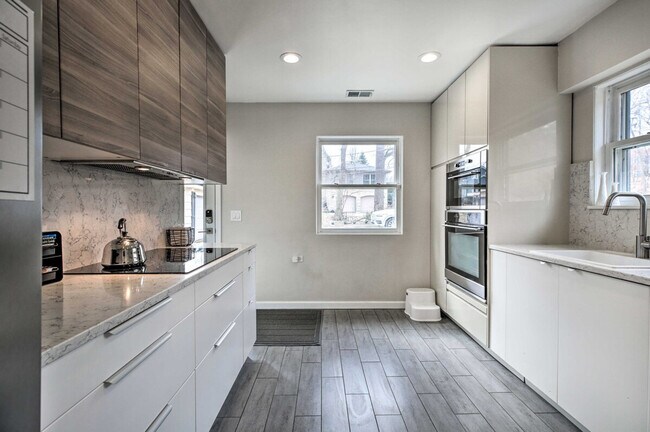 Foto del edificio - 696 Crescent Ct